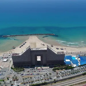 לבקר במלון